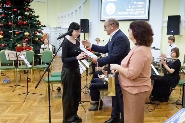 Глава администрации Черняховска наградил победителей конкурса логотипов